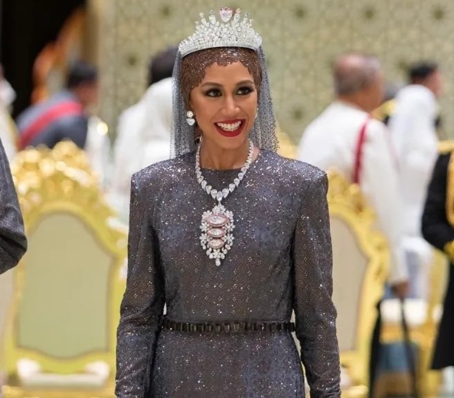 身穿铁灰色亮面礼服现身的阿莎玛公主，胸前一大串钻石项链受到瞩目。（图取自网络）