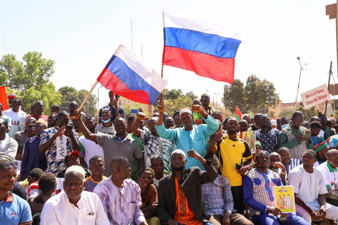 上周五，布基纳法索首都瓦加杜古的民族广场，在数百人的反法示威中，有人举起俄罗斯国旗。（图取自路透社）