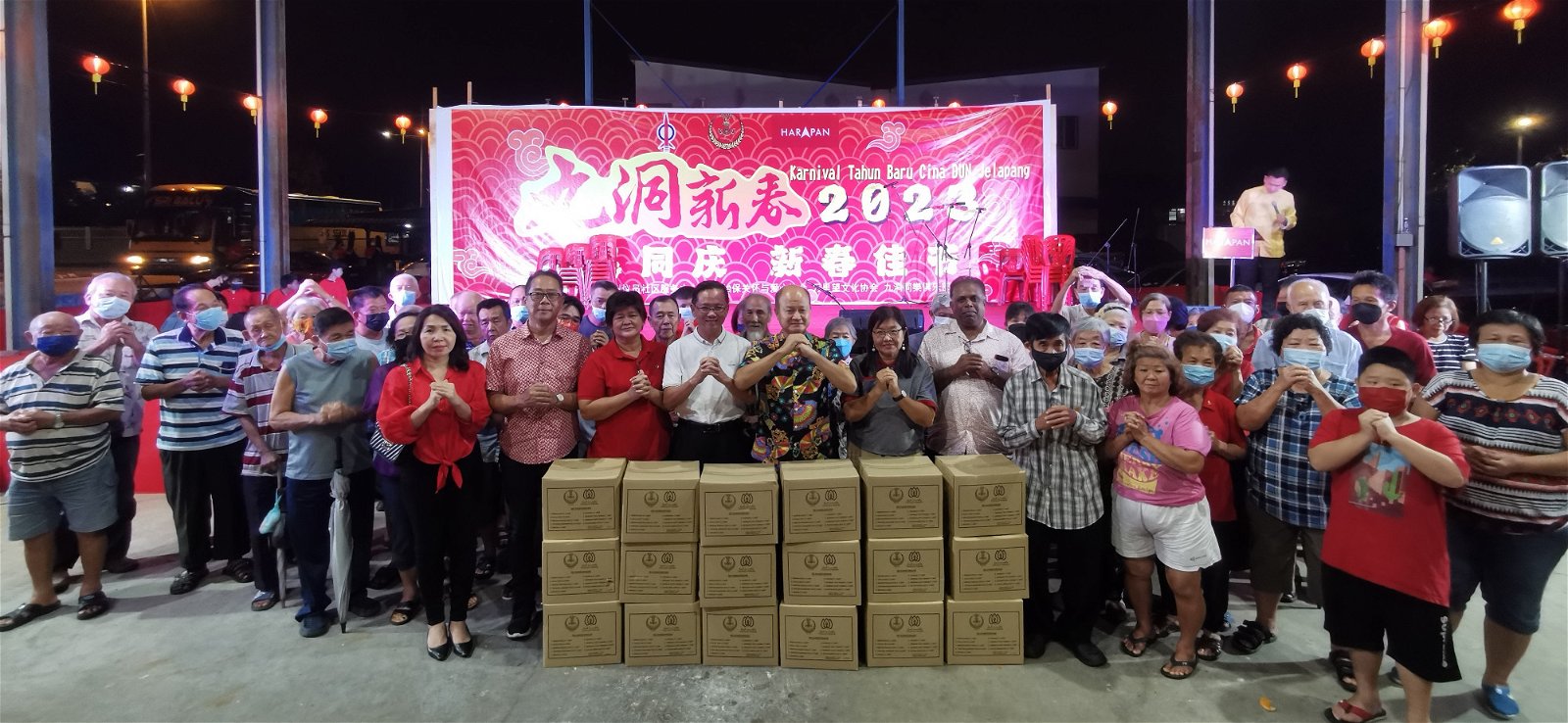 谢保恒（前左5）移交食物援助箱予70个贫穷家庭，前左3起是陈玉梅、甘志强、林碧霞及迪纳加仁。
