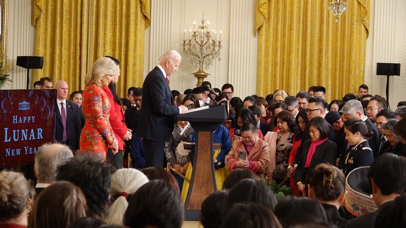 美国总统拜登周四出席在白宫举行农历春节活动，他与第一夫人吉尔（左）与现场贵宾一同为加州枪击案罹难者默哀。（台湾中央社）