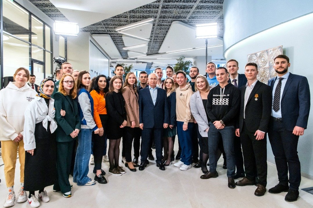 俄罗斯总统普京本周三到莫斯科国立大学和学生会面，从俄罗斯当局释出的图片中看到，普京当时身穿高跟黑色高跟皮鞋。（图取自俄罗斯卫星通讯社/路透社）