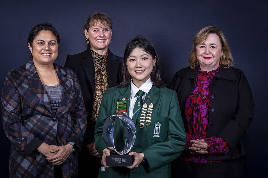 许舜婷荣获2022年纽西兰总理科学奖中的最高学生奖——未来科学家奖后，与当地部长及议员合影。