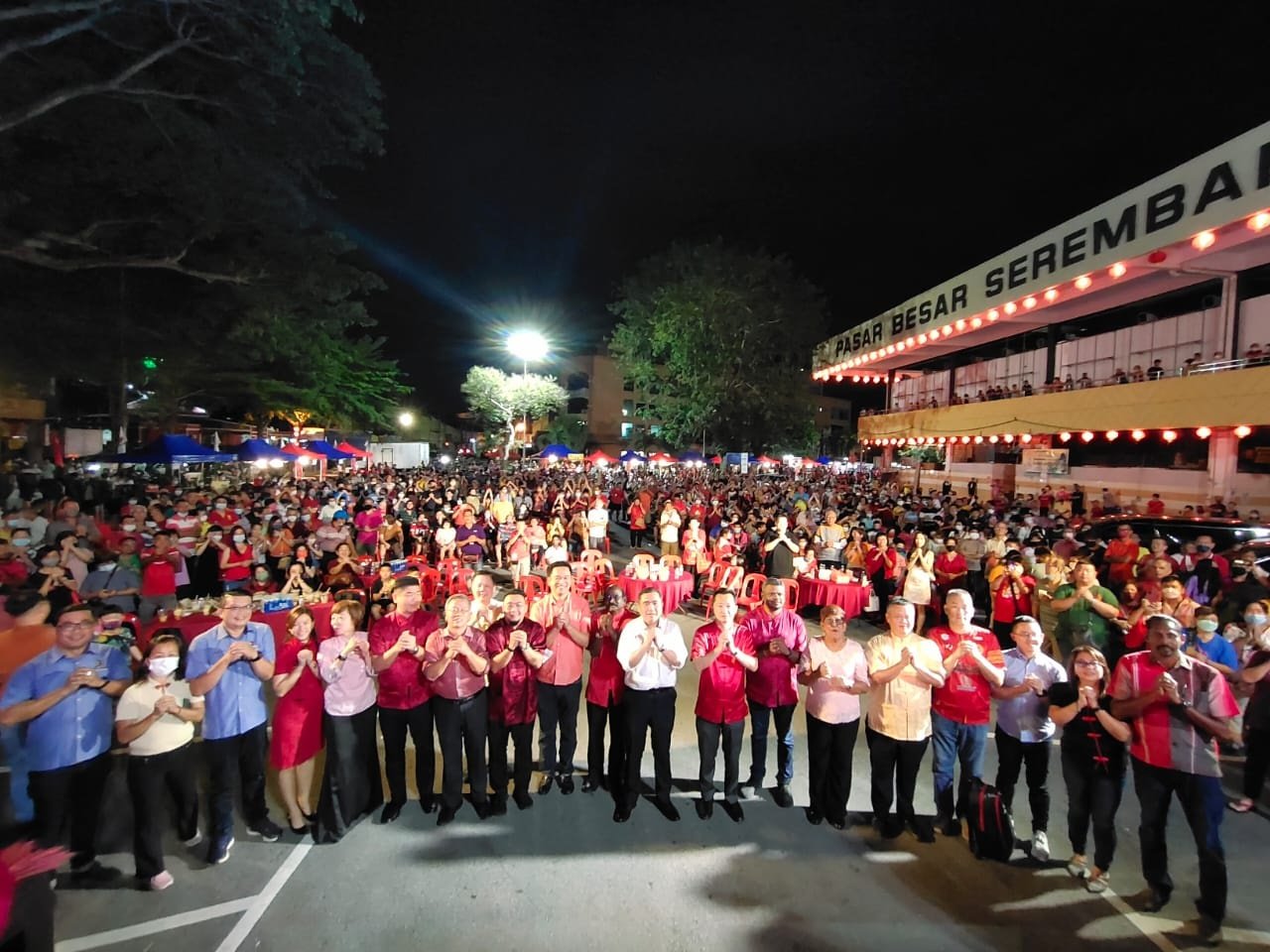 森州民主行动党新春大团拜吸引逾3000人踊跃出席；陆兆福（左11）率领众州委向大家拜年。