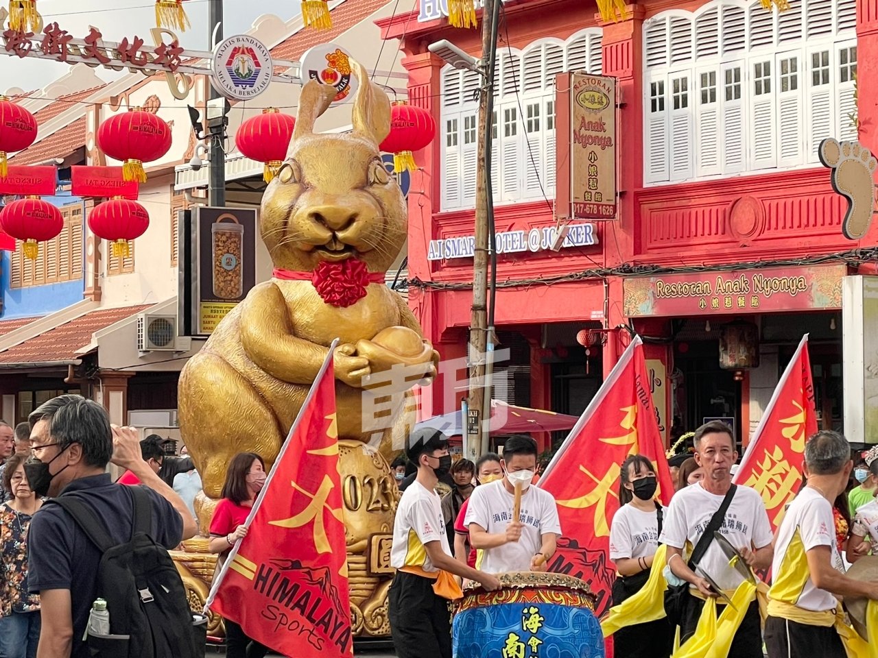 “兔圆年”巨型生肖吉祥物正式进驻鸡场街。