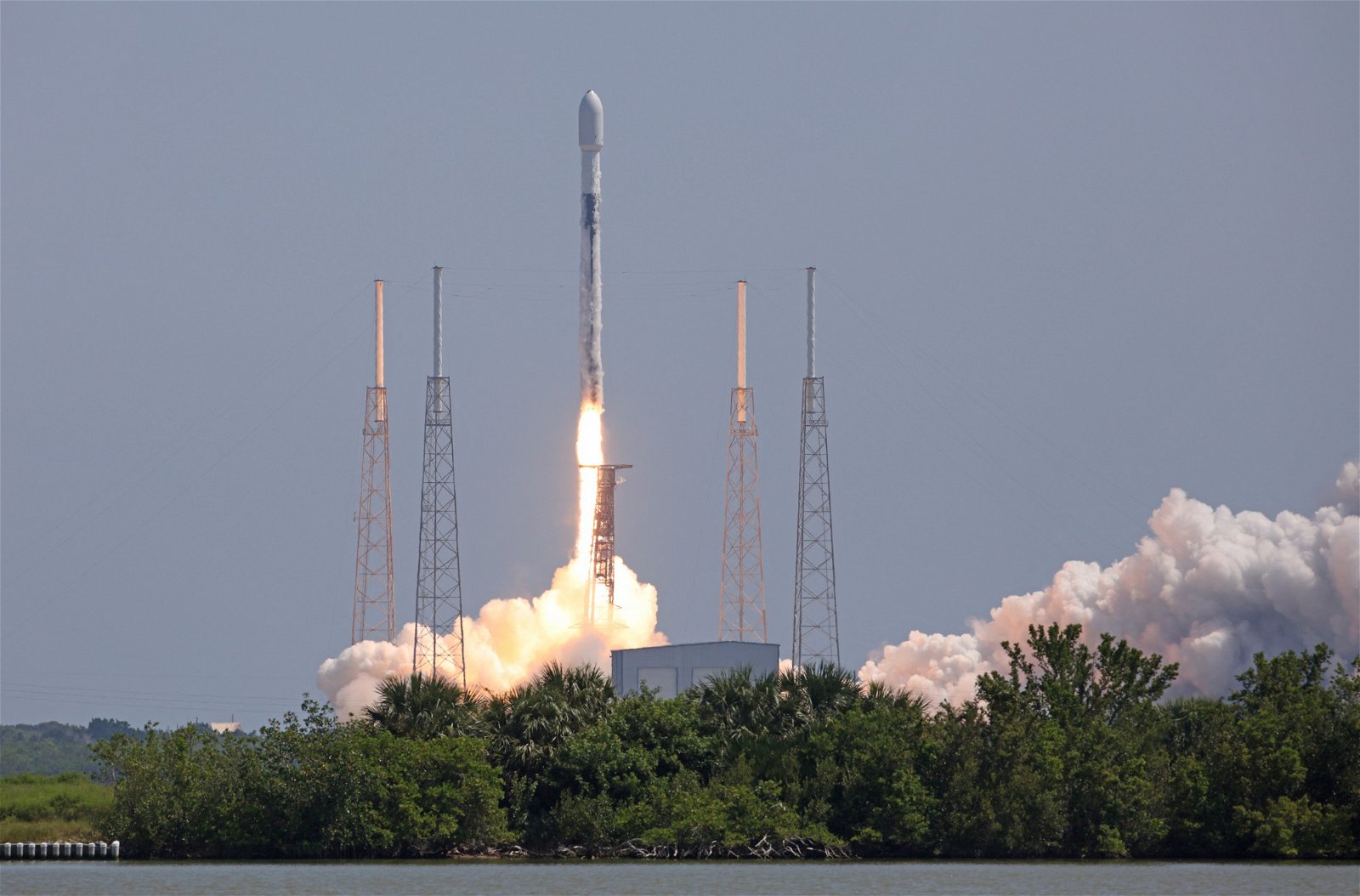 欧洲太空总署的“欧几里得”天文望远镜搭乘SpaceX的猎鹰9号火箭，从佛罗里达州卡纳维拉尔角的肯尼迪航天中心发射升空。（图取自法新社）