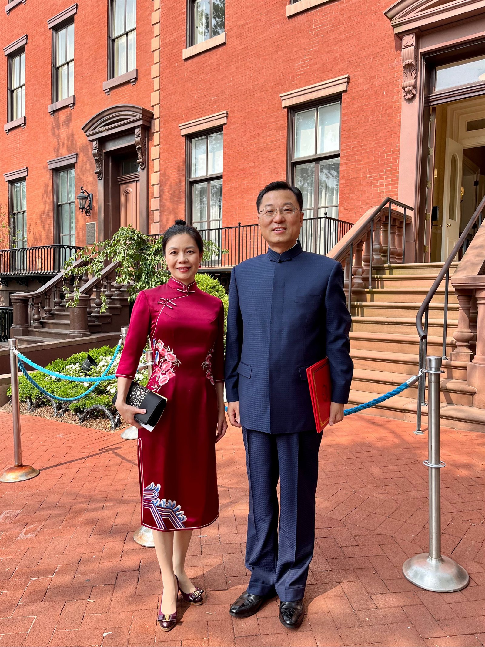 中国新任驻美国大使谢锋身穿中山装，和一身大红旗袍的夫人王丹走在白宫附近的街道上。（图：谢锋推特）