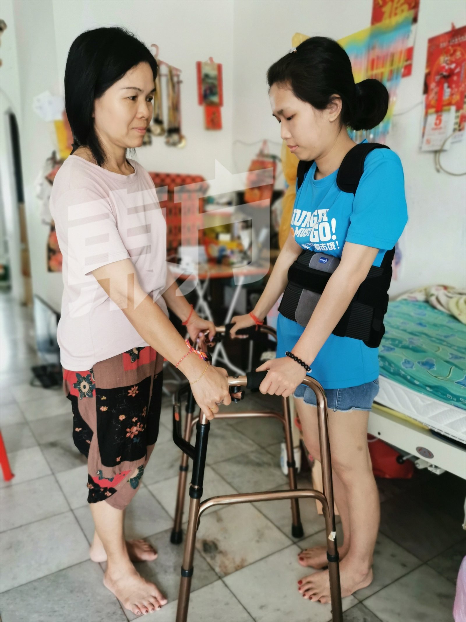 叶银珠（左起）照顾女儿蔡荔珺的起居饮食，给予女儿悉心的照顾及精神支持。