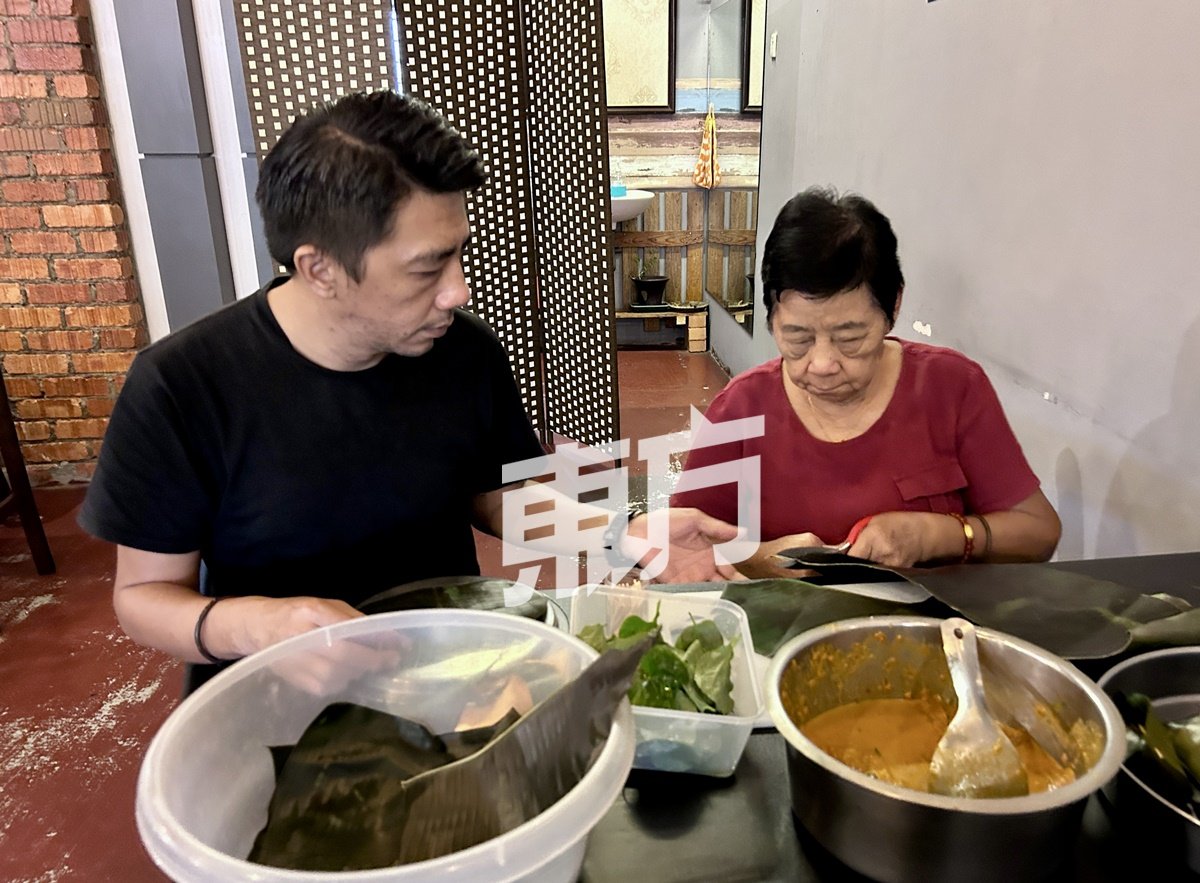 林永佑（左起）向母亲虚心请教烹饪娘惹传统菜的做法。