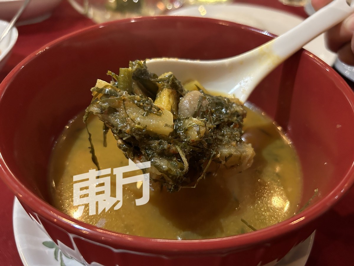 徐景兰指出，在怡保的市场不见由现成的腌制鱼肚，于是她购买石斑鱼鱼肚后自行腌制1个月，才烹饪成娘惹鱼肚咖喱。