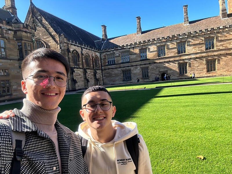 两名考进悉尼大学的青年。