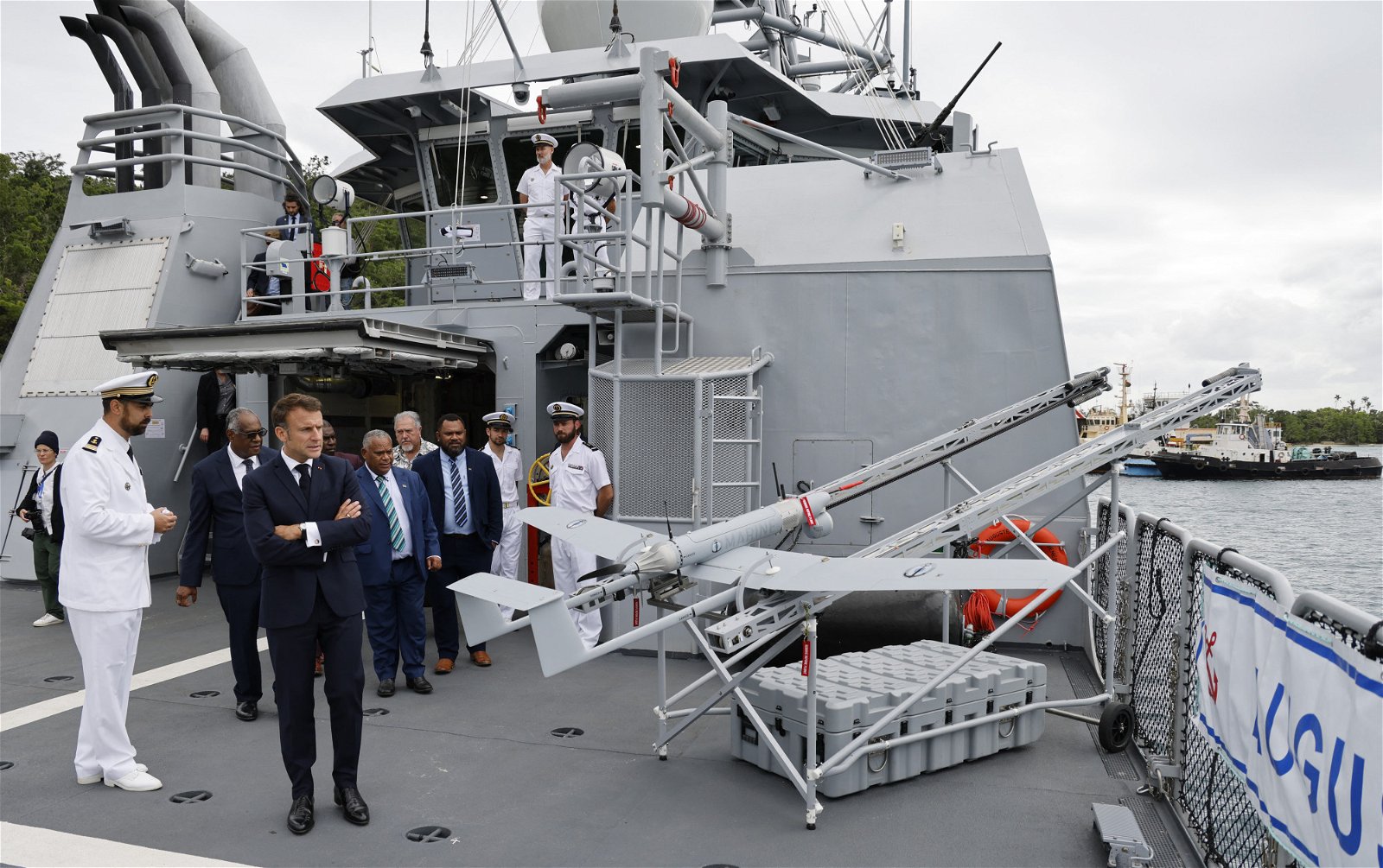 法国总统埃马克龙和瓦努阿图总理卡尔萨考（左三），周四在维拉港参观一艘法国海军巡逻艇。（图取自法新社）