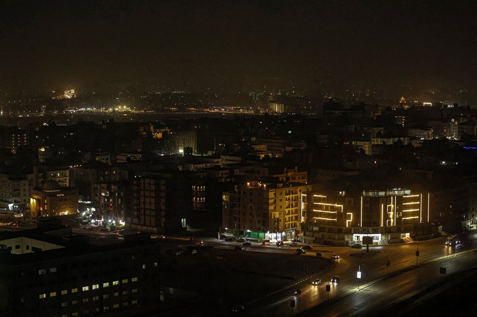 图为周一日落后，从莫卡塔姆区看到的开罗天际线景观，部分区域实施数小时的停电措施而漆黑一片。（图取自法新社）