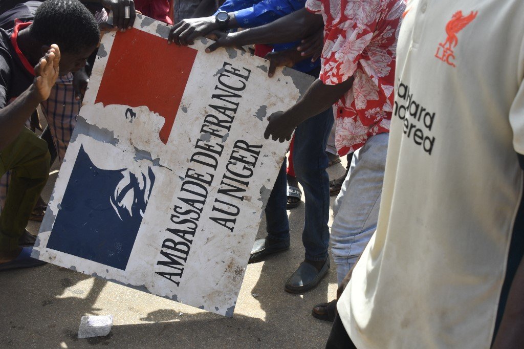 示威者抗议期间，拆掉“法国驻尼日尔大使馆”标示牌。（图取自法新社）