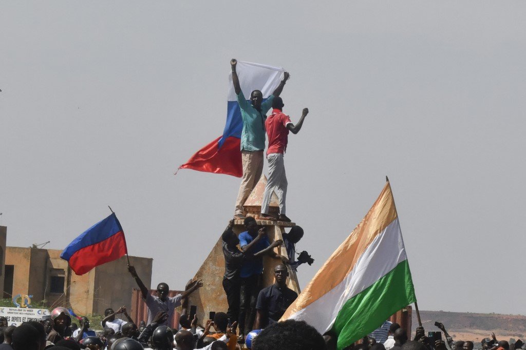 在法国驻尼日尔大使馆外，示威者挥舞著俄罗斯国旗，并高喊“俄罗斯万岁”。（图取自法新社）