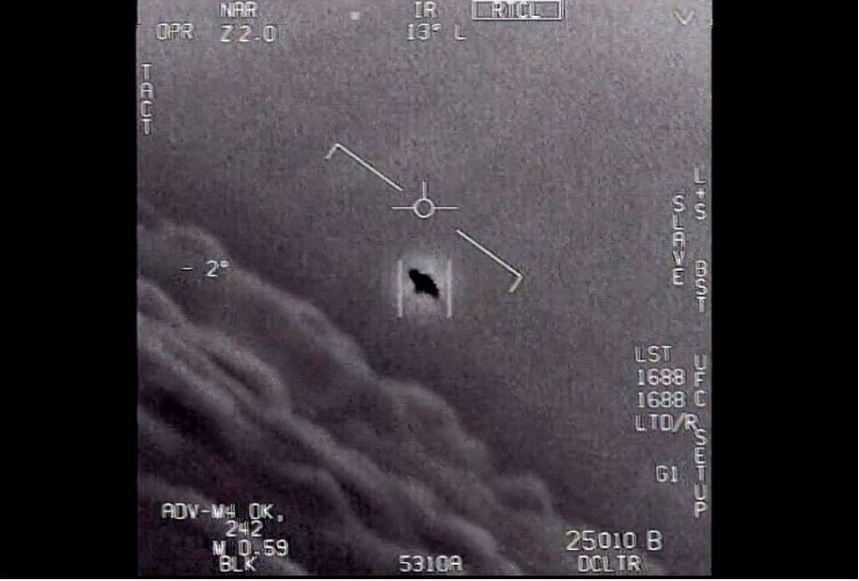 这张截自2020年海军飞行员拍摄的不明飞行物，是否是外星人的太空船？情报部门的判定是“尚无结论”。