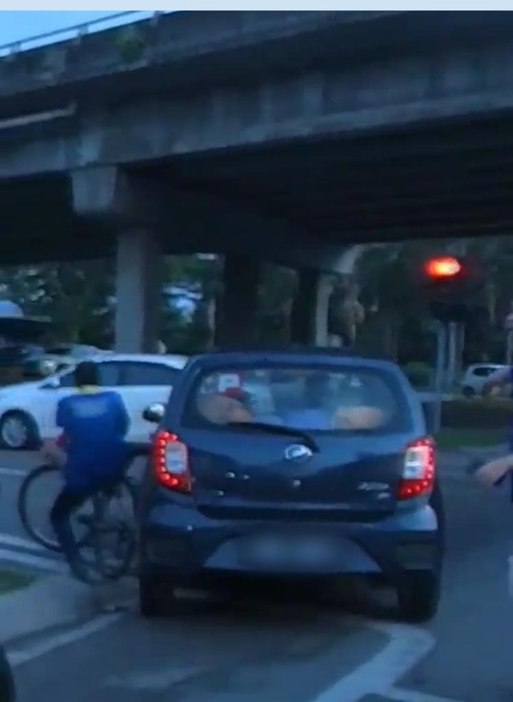 汽车在交通灯左转时，也险些撞上在旁的脚车骑士。