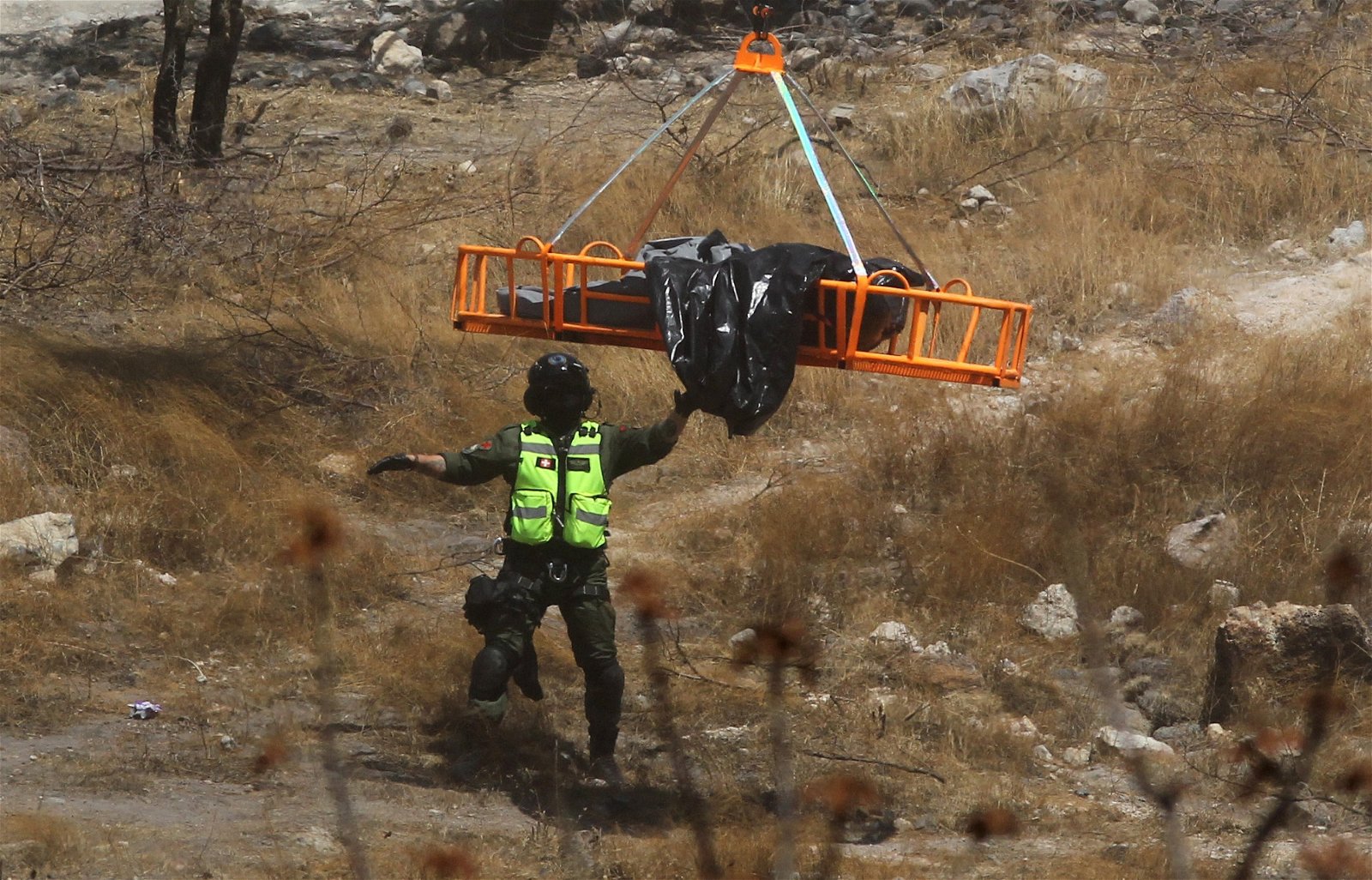 当局利用直升机，将一袋袋的人体尸块运走。（图取自法新社）