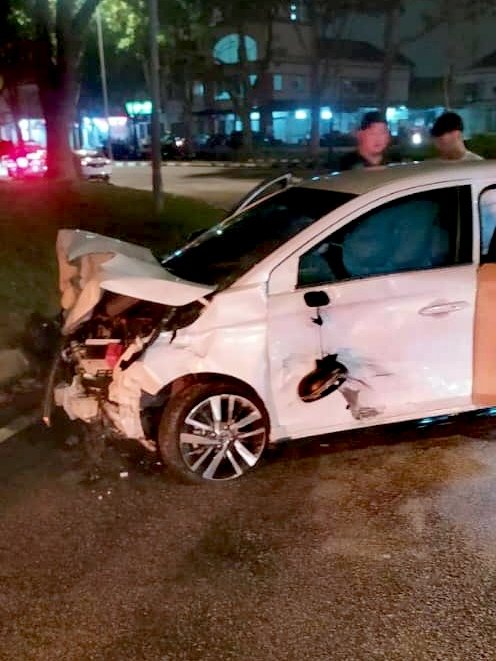 本田轿车车头严重损毁，司机受伤送院治疗。