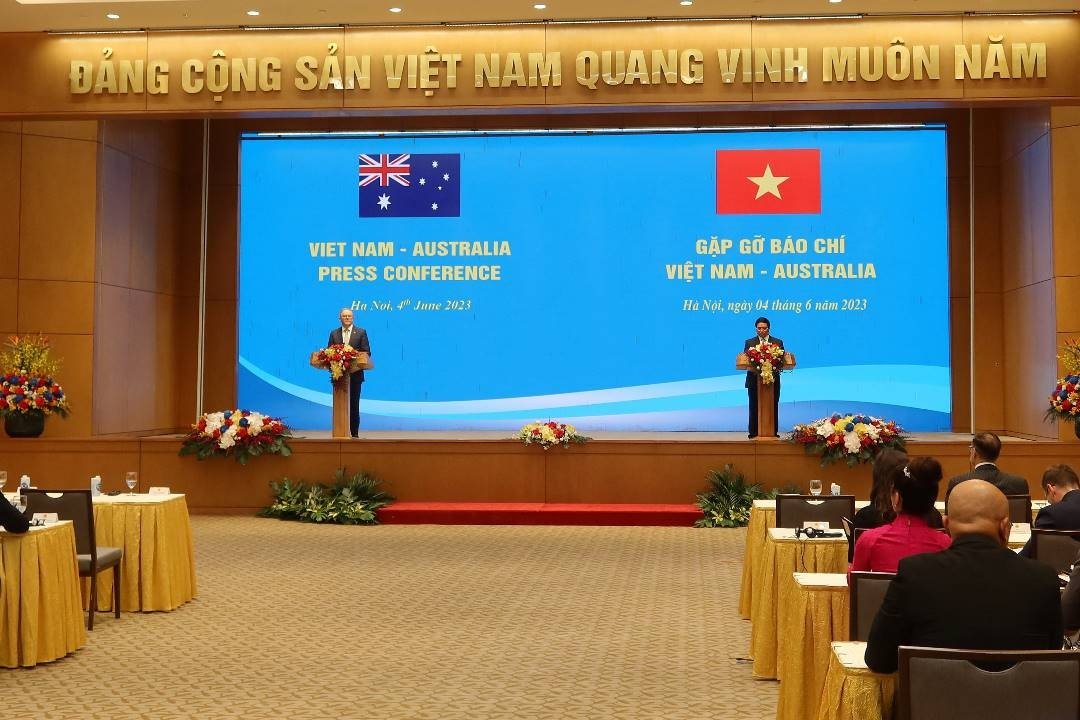 澳洲总理阿尔巴尼斯（左）和越南总理范明政，周日在越南河内会晤后，举行联合新闻发布会。（图取自路透社）