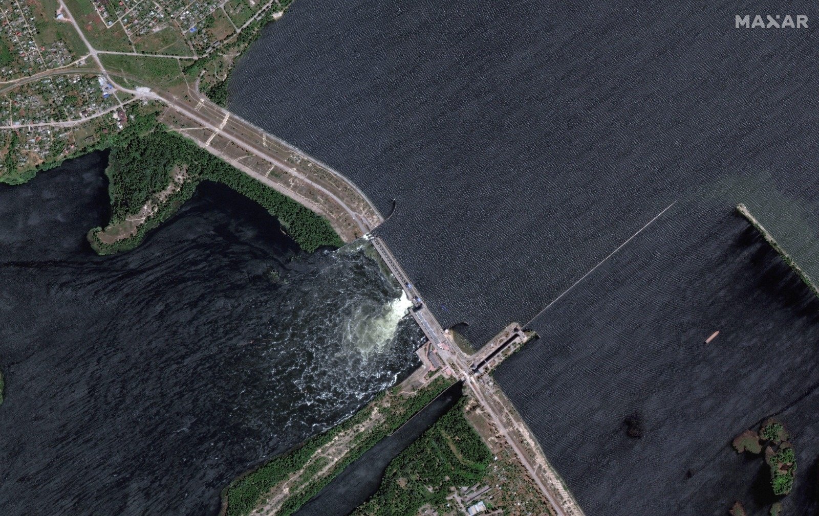 卫星图像显示5月28日，位于乌克兰赫尔松地区的新卡霍夫卡大坝。（图取自麦克萨科技/路透社）