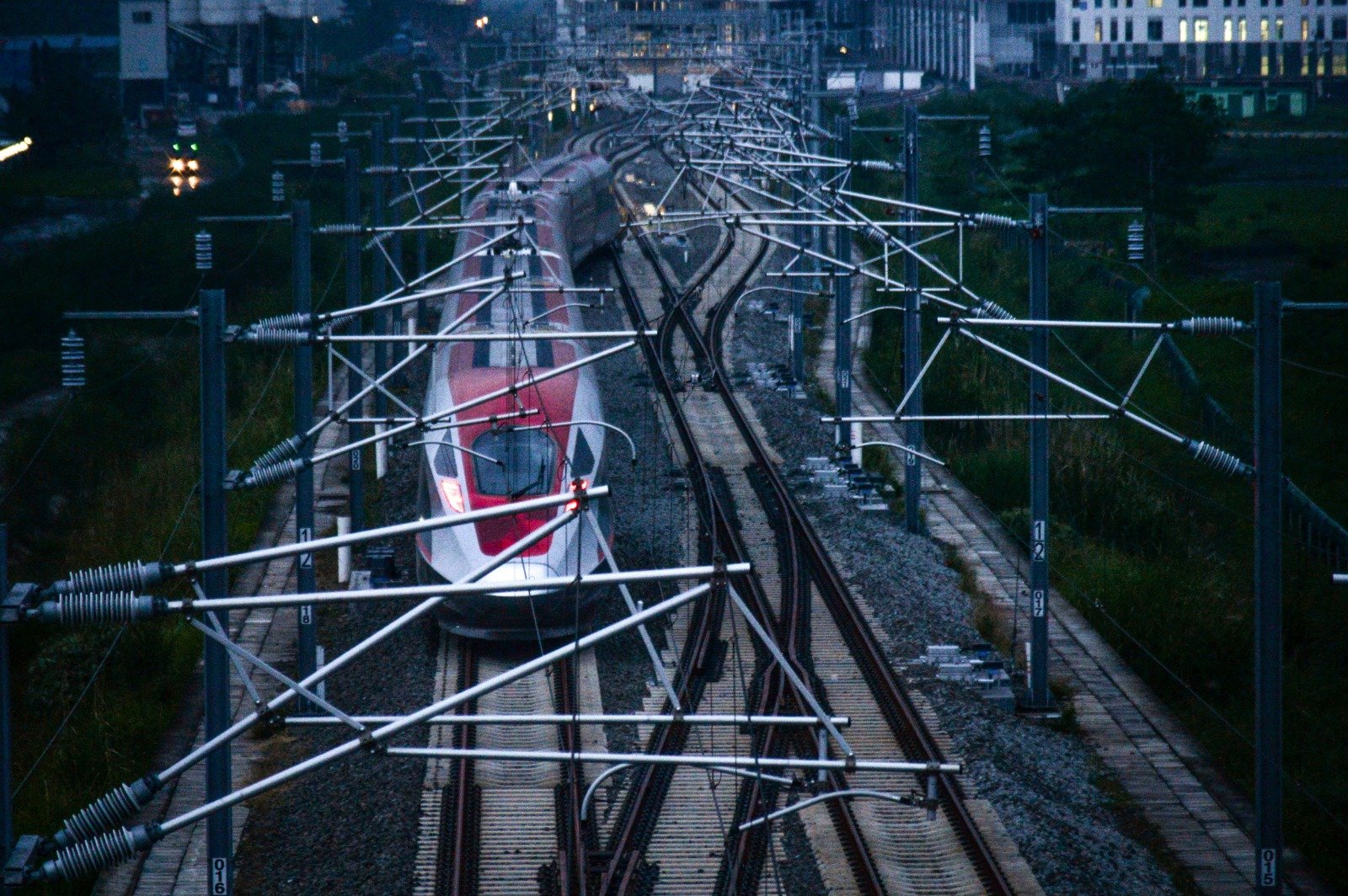 雅万高铁5月19日在万隆附近特加卢阿尔（Tegalluar）站点展开测试。（图取自Antara Foto/Raisan Al Farisi/路透社）