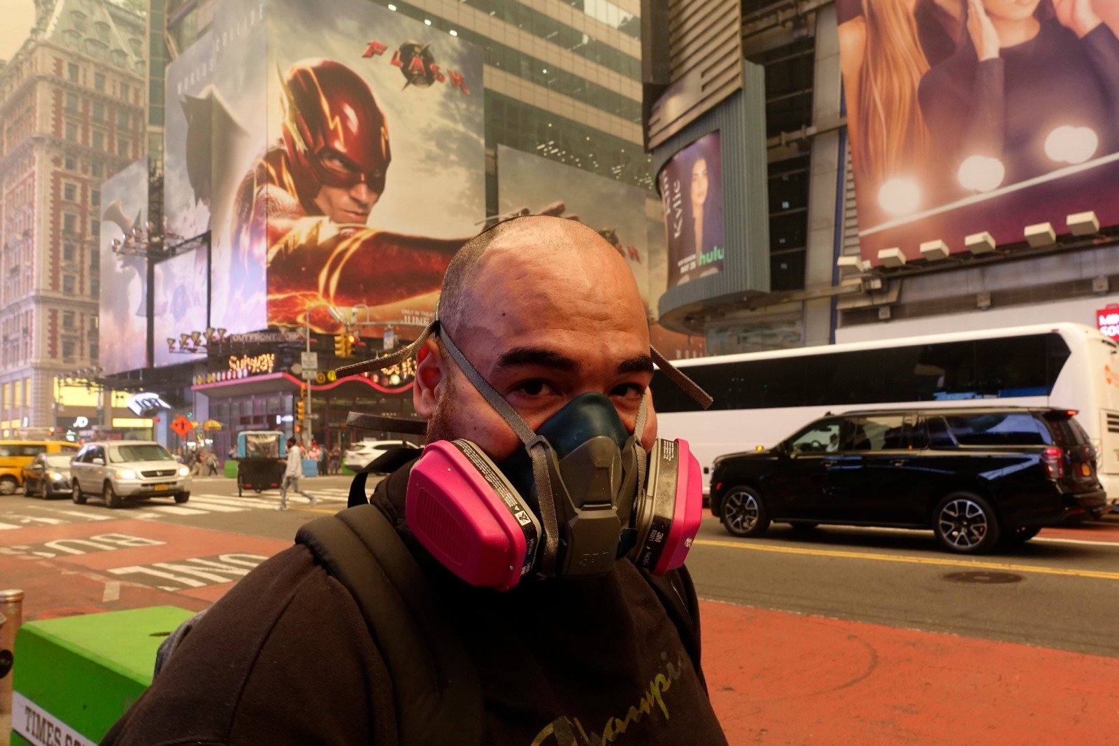 在美国纽约时报广场，一位路人佩戴著呼吸过滤器。（图取自中新社）