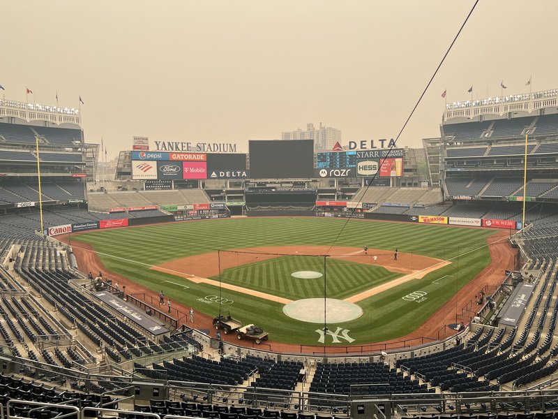 纽约市因加拿大森林大火而起的霾害恶化，美国职棒大联盟当地时间周三以空气品质不佳为由，宣布纽约洋基主场迎战芝加哥白袜的赛事顺延。图为赛前景象。（图取自中央社）