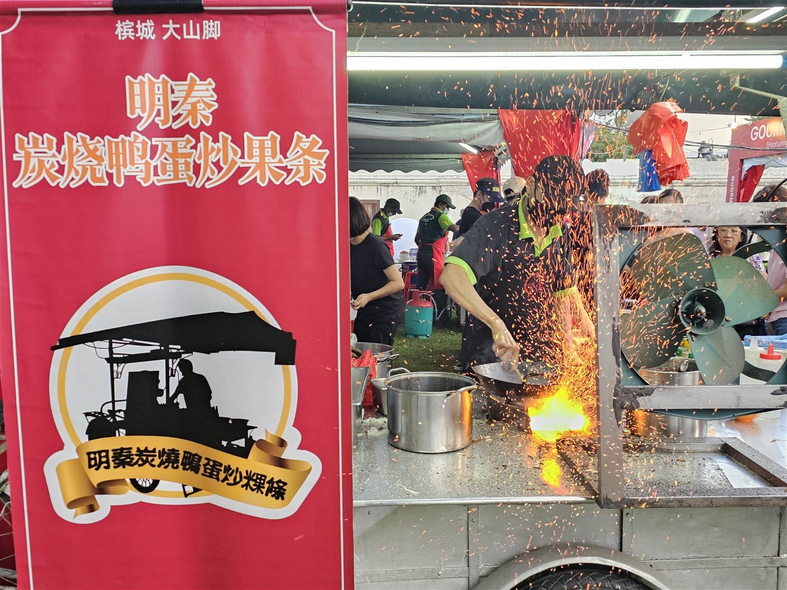 入选米其林指南的大山脚明秦炒粿条，是现场其中最人气的档口。