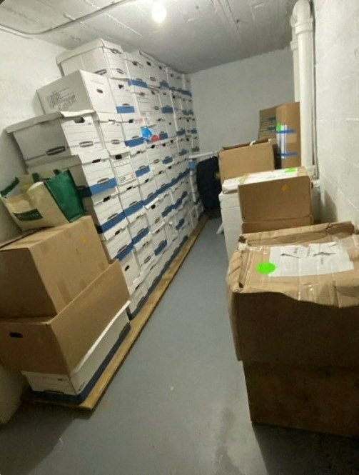 特朗普把装有机密文件的箱子藏在佛罗里达州的住所海湖庄园储藏室里。（图取自美国司法部/路透社）