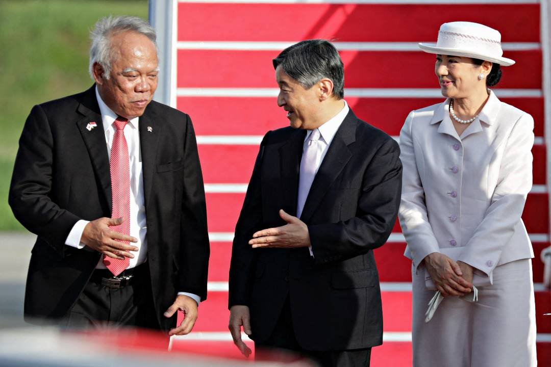 印尼公共工程和住房部长巴苏基（左起）周六下午在机场，迎接抵达印尼雅加达的日本德仁天皇和皇后雅子。（图取自路透社）