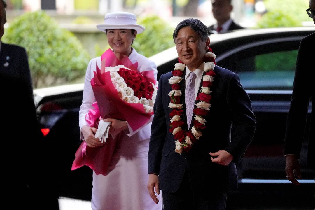 日本德仁天皇和皇后雅子，周六抵达印尼的酒店。（图取自路透社）