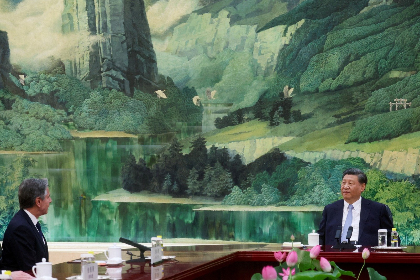 中国国家主席习近平周一在北京人民大会堂，会晤访华的美国国务卿布林肯。（图取自路透社）