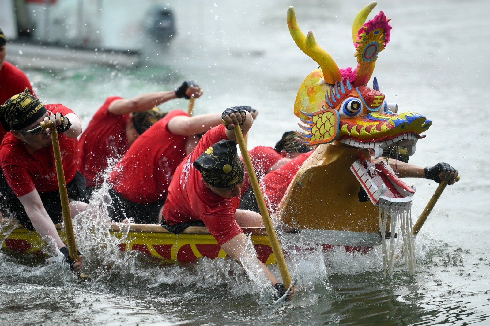 2023杭州西湖“中华传统龙舟竞演”暨第11届公羊杯龙舟竞渡大赛周四在浙江杭州西湖举行，选手们奋力划桨。（图取自中新社）