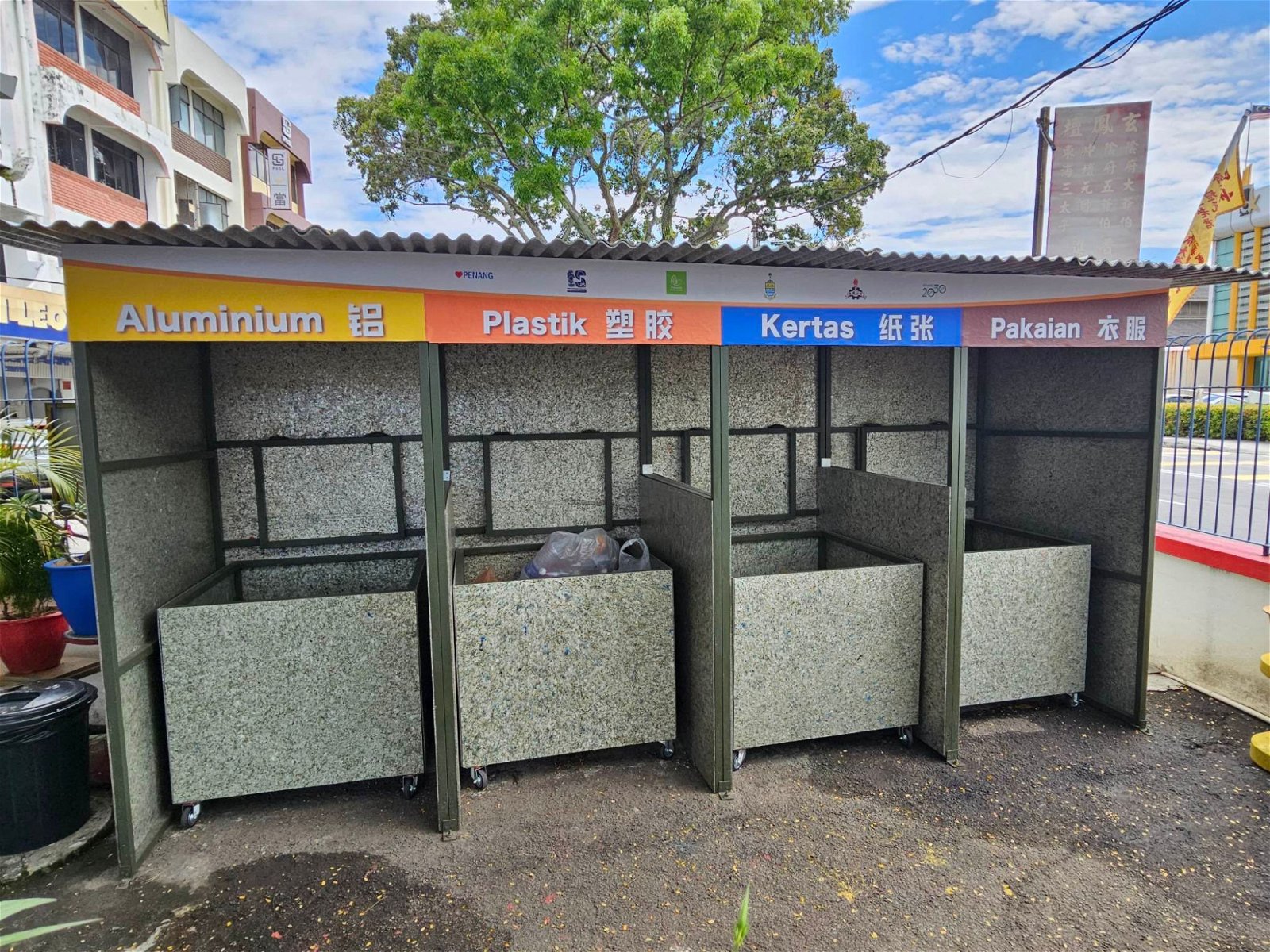 慕义分校再循环回收站，是以1万5000个饮料盒压缩成板所建成。