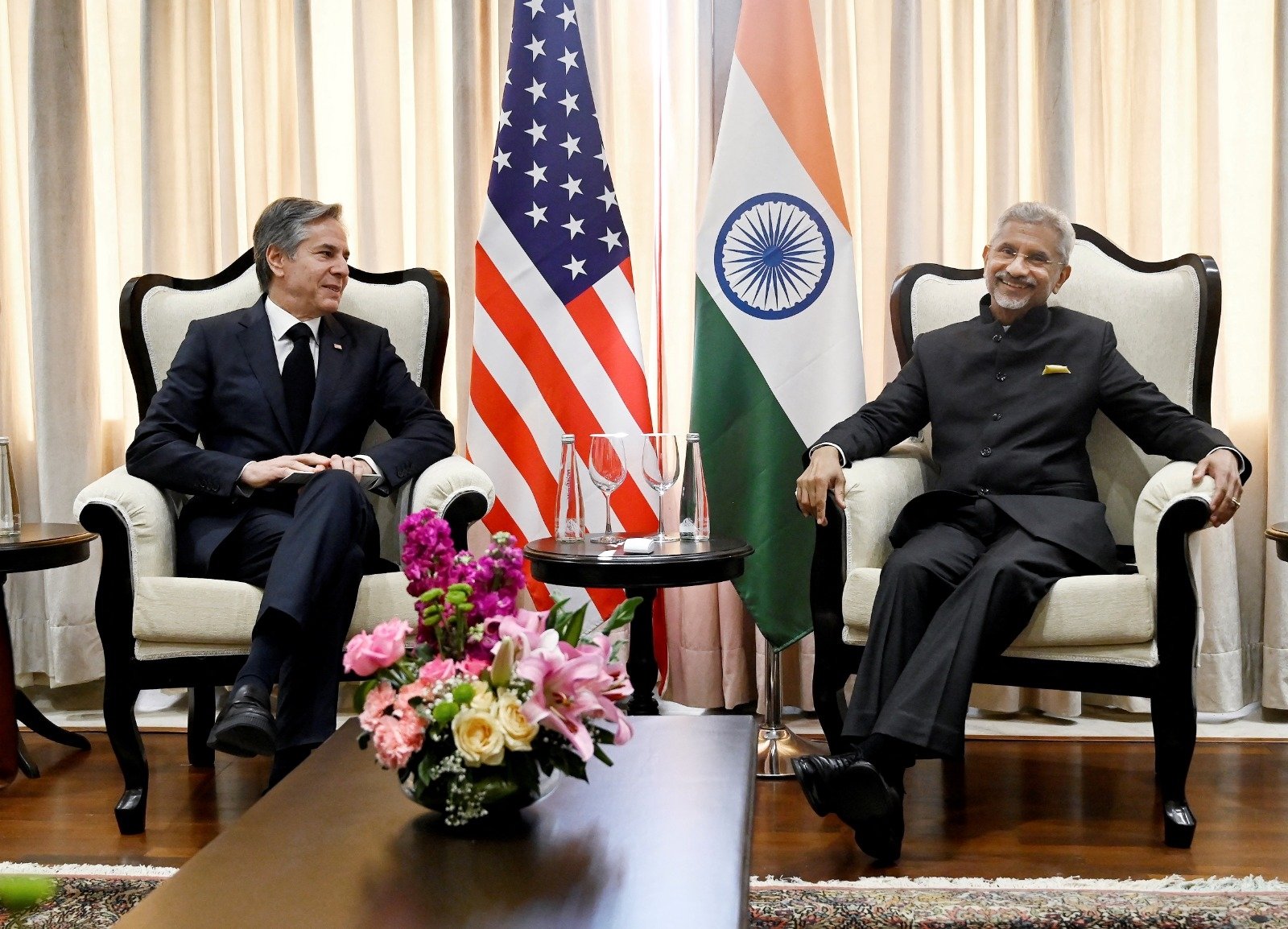 美国国务卿布林肯（左）和印度外长苏杰生在G20外长会议场边展开会谈。（图取自路透社）