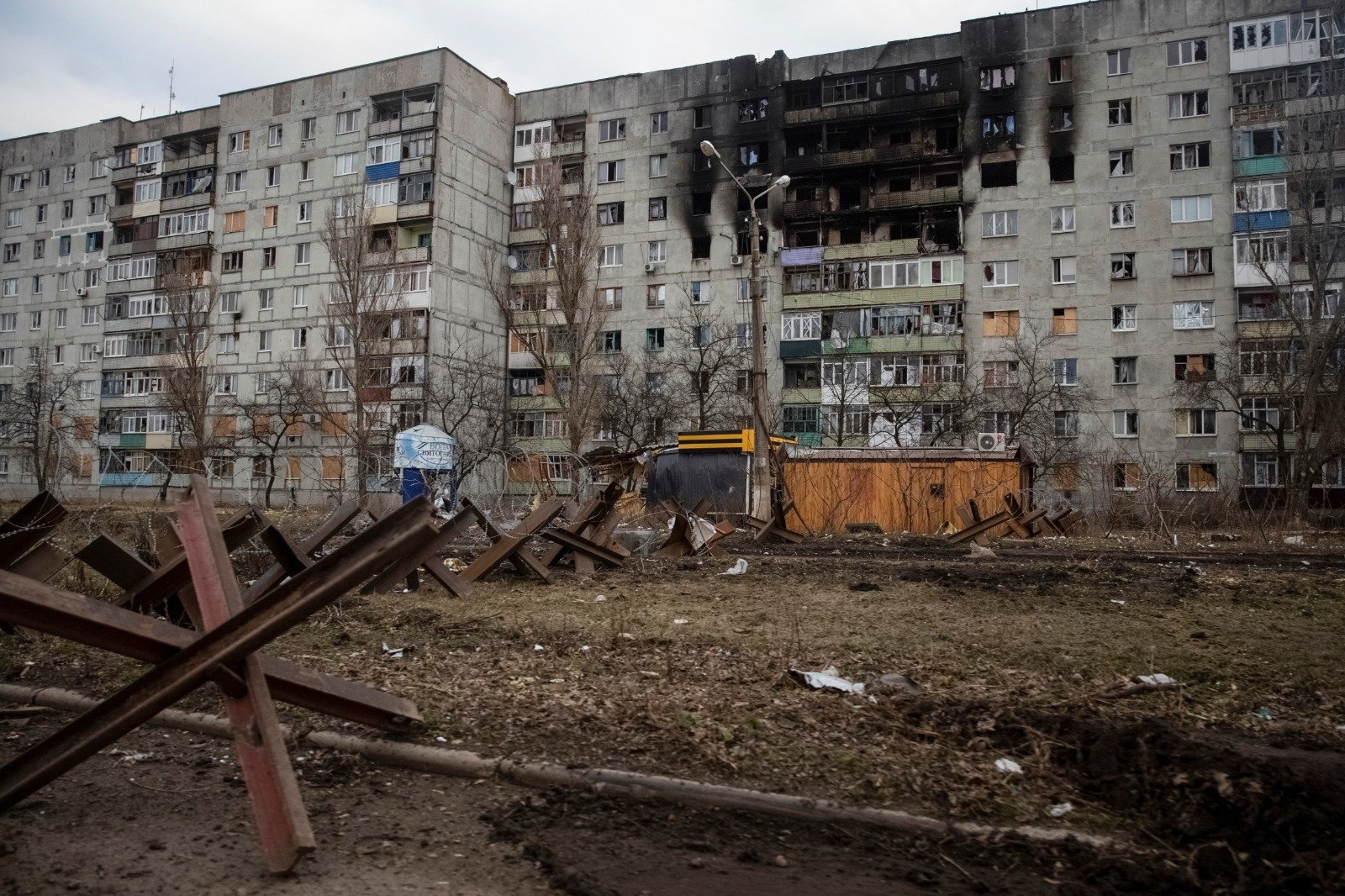 陷入困境的乌东城市巴赫穆特，在俄军的炮击下几乎被摧毁，无一栋建筑物完好无损。（图取自路透社）