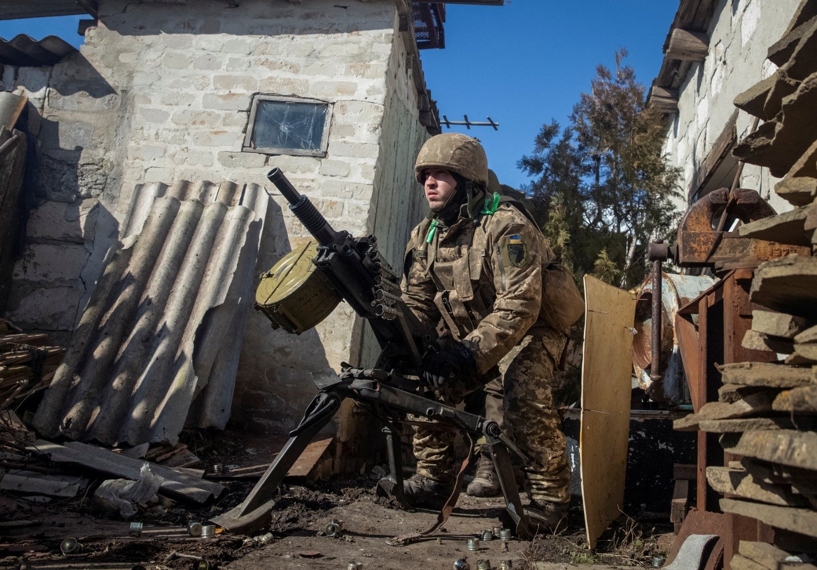 俄乌两军在巴赫穆特爆发巷战，图为一名乌克兰军人发射自动榴弹炮。（图取自路透社）