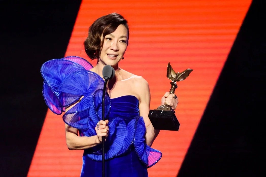 杨紫琼穿上贵气宝蓝色礼服现身颁奖典礼。（路透社）