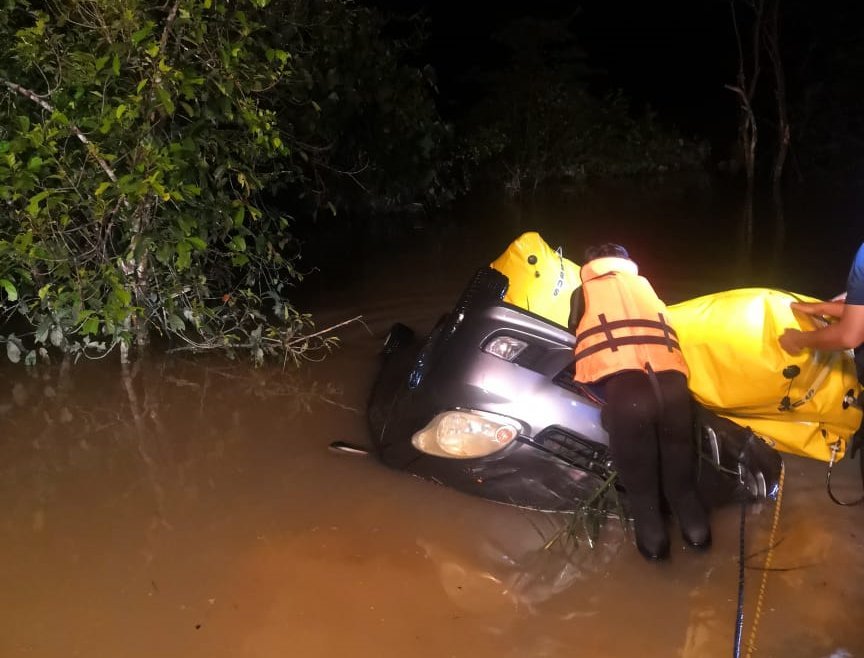 搜救人员在距离事发地点约15公里处，发现女死者所驾驶的轿车。