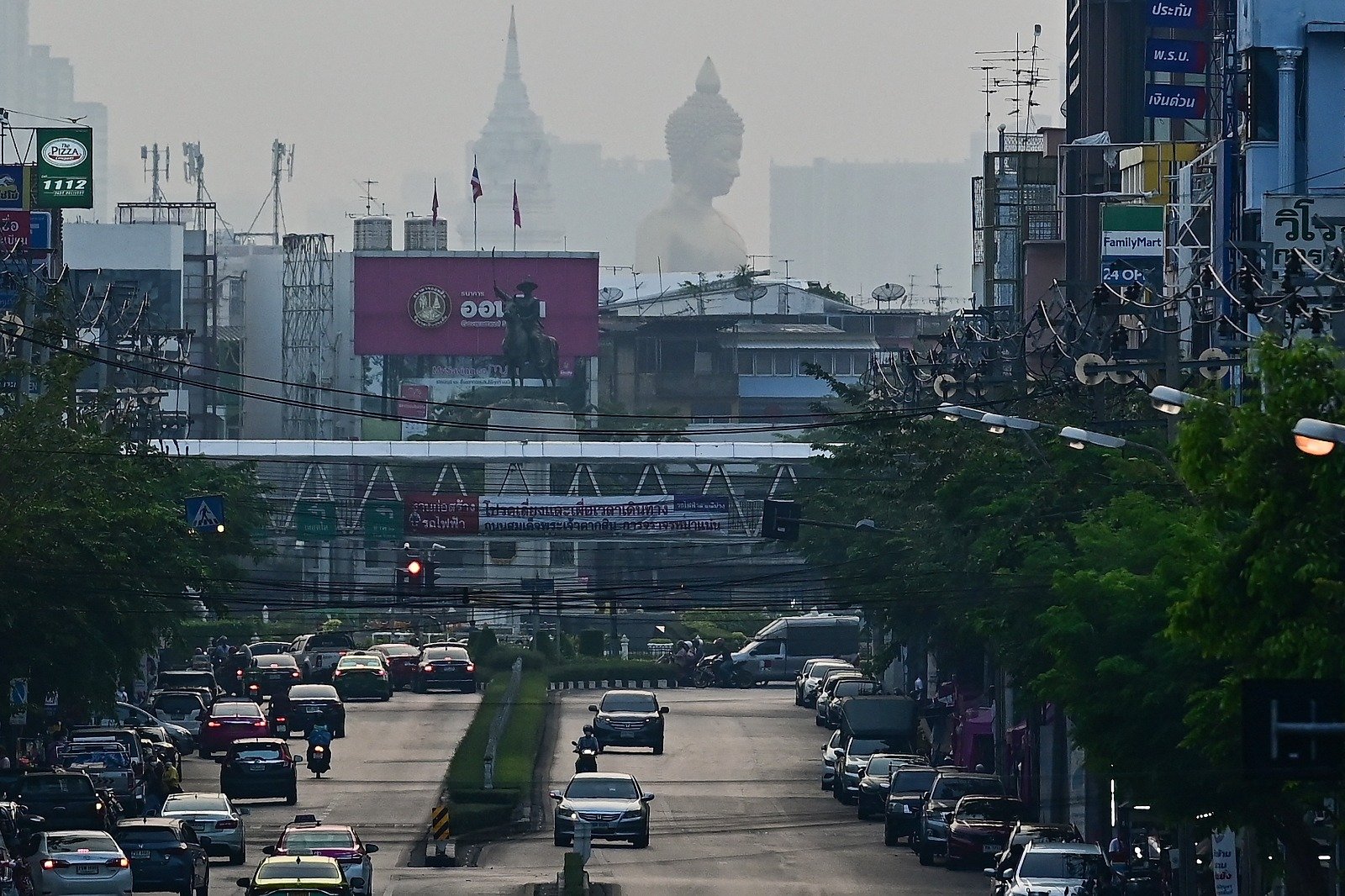 泰国36个府尤其是北部地区的空气污染超出安全水平，多地笼罩在烟霾之中。图为曼谷69公尺高的白榄寺佛像也变得迷濛。（图取自法新社）