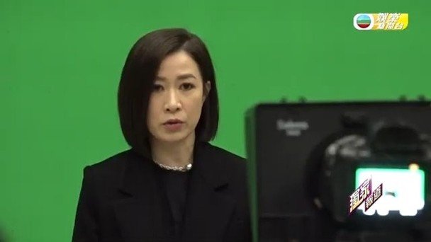 佘诗曼在新剧《NEWS新闻女王》中饰演新闻主播。
