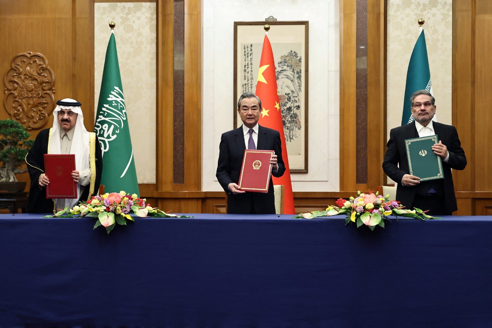 伊朗与沙地两国3月6日至10日在北京举行会谈，王毅（中）主持闭幕会并签署三方协议，伊沙两国同意恢复外交关系并重新互派使节团。（图取自中国日报/路透社）