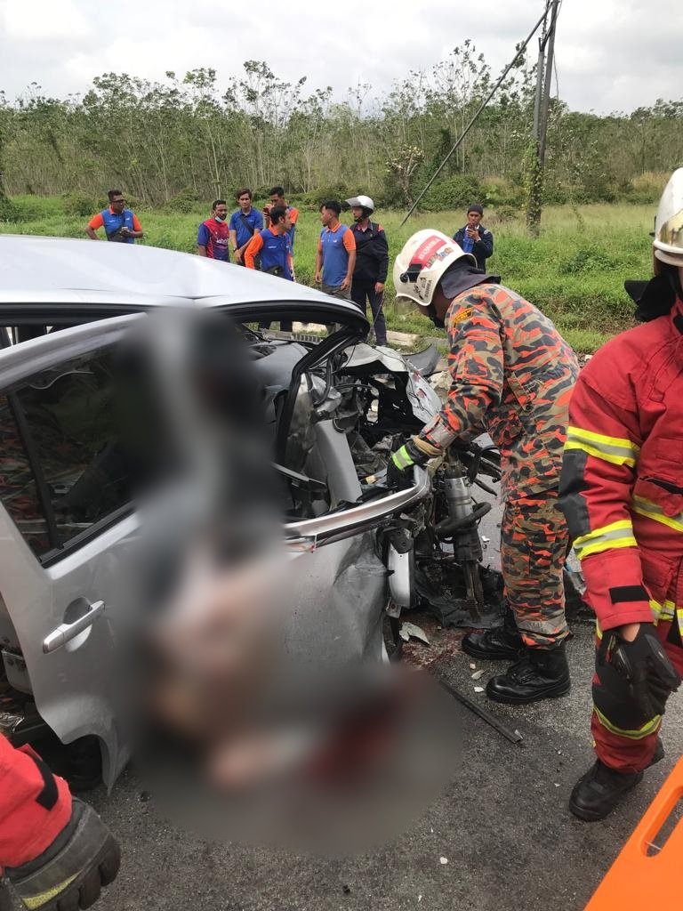 72岁老翁夹毙车，所驾驶的迈威轿车损毁严重。