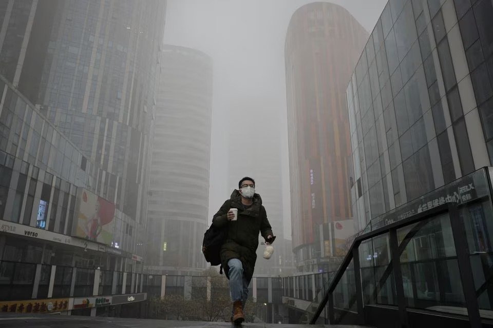 IQAir的最新报告指出，在过去几十年一直处于空气污染最严重国家之列的中国，2022年的空气质量继续得到改善。图为一名男子于2021年11月6日的污染天，走在北京三里屯购物区。（图取自路透社档案照）