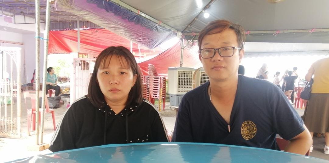 刘诗媚(左)及刘伟文呼吁目击者提供消息，以让家人了解车祸事发经过。