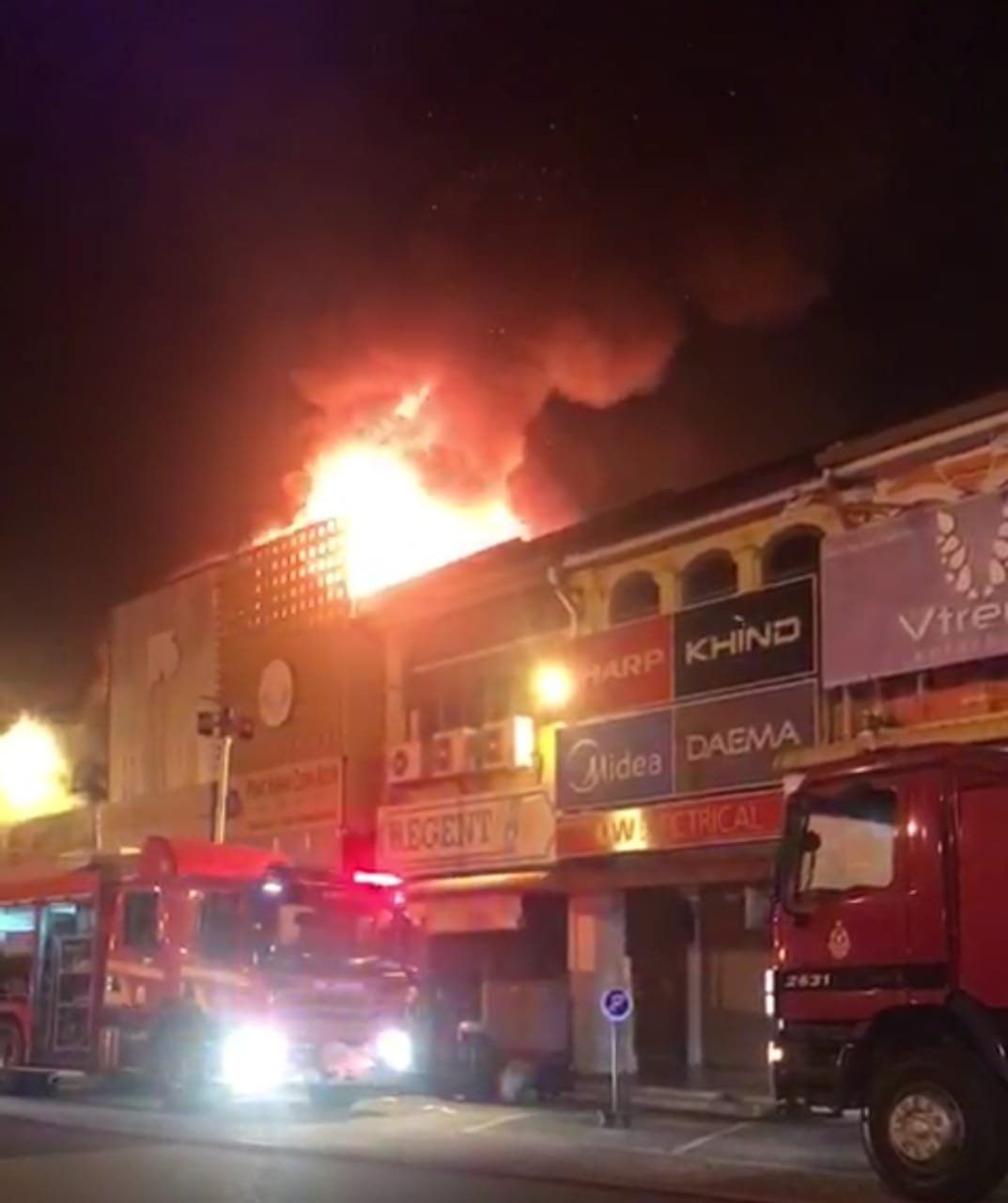 双溪大年二街店屋凌晨发生火灾，火势从店屋楼上狂烧。