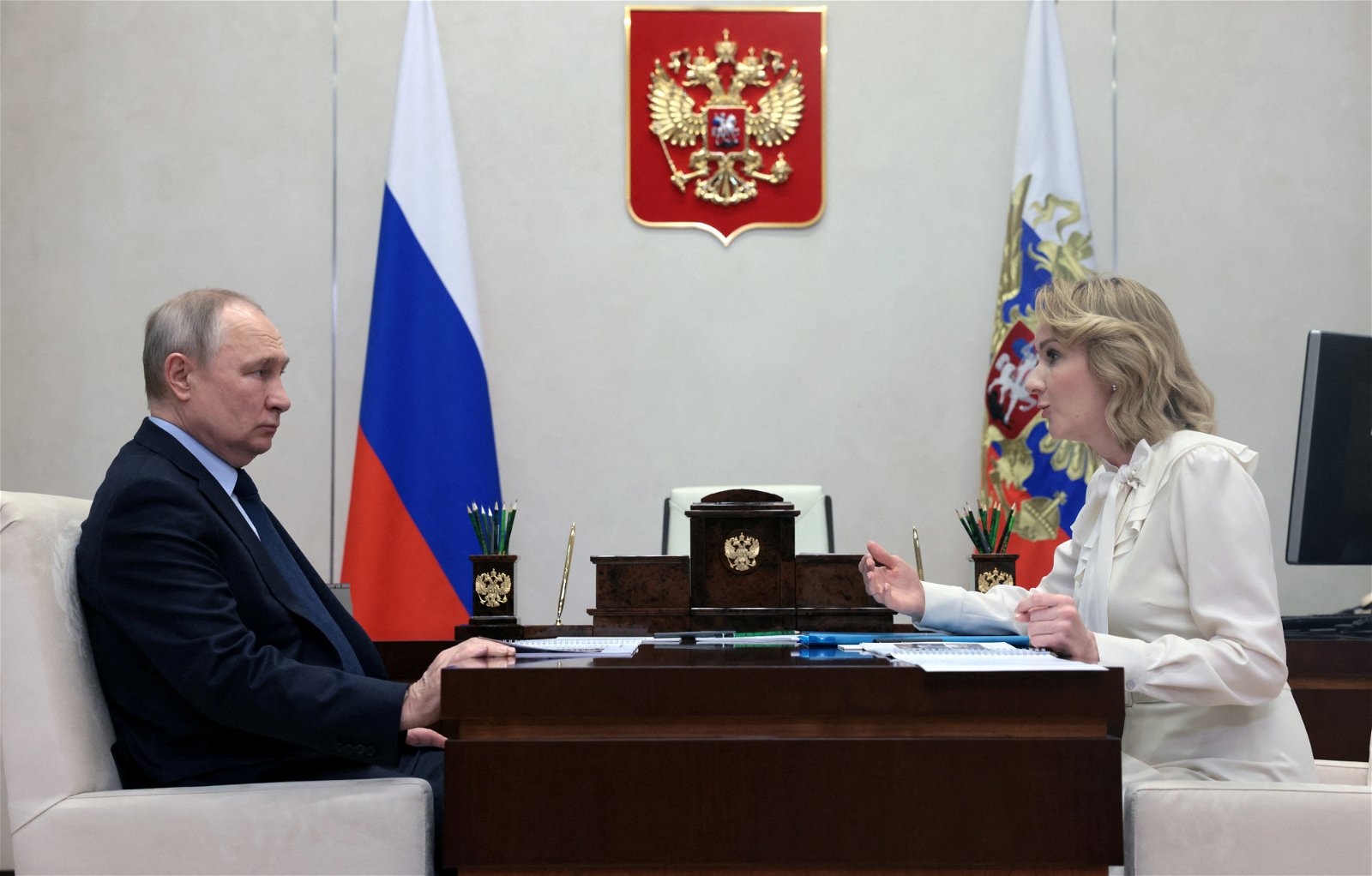 2月16日，俄罗斯总统普京（左）在俄罗斯莫斯科郊外的官邸会见了俄罗斯总统儿童权利专员利沃娃-贝洛娃。（图取自俄罗斯卫星通讯社/路透社）