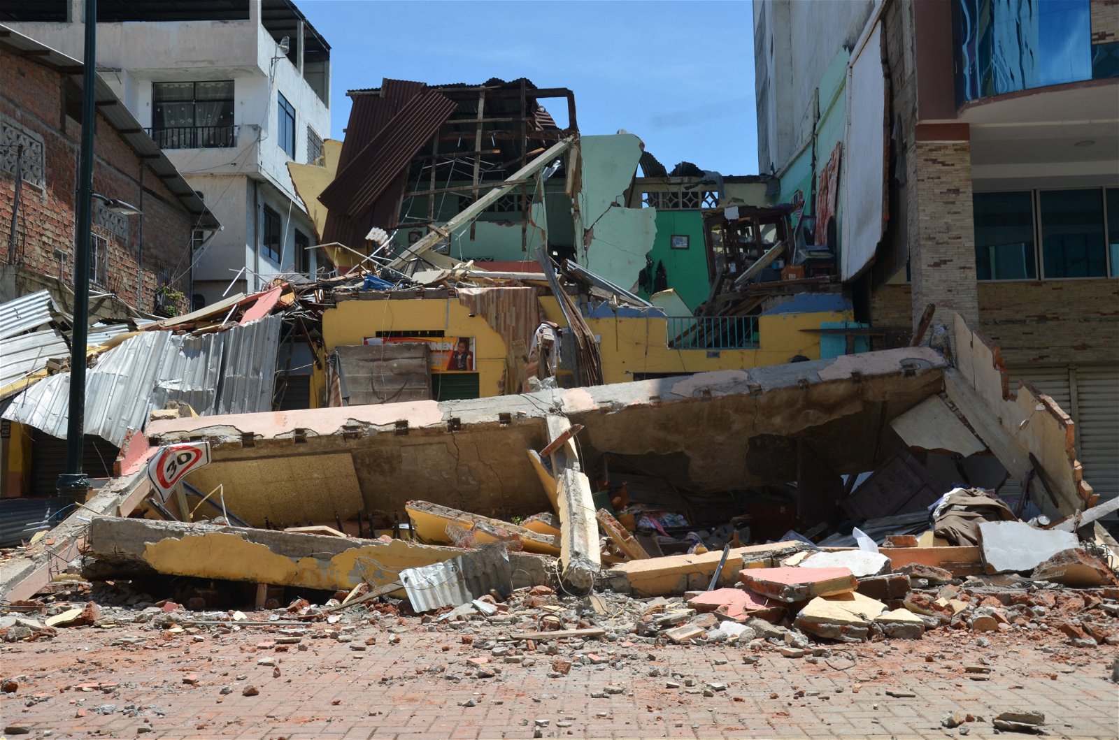 在马查拉市，可以看到被地震摧毁的建筑物，当地已经有3人丧生。（图取自法新社）