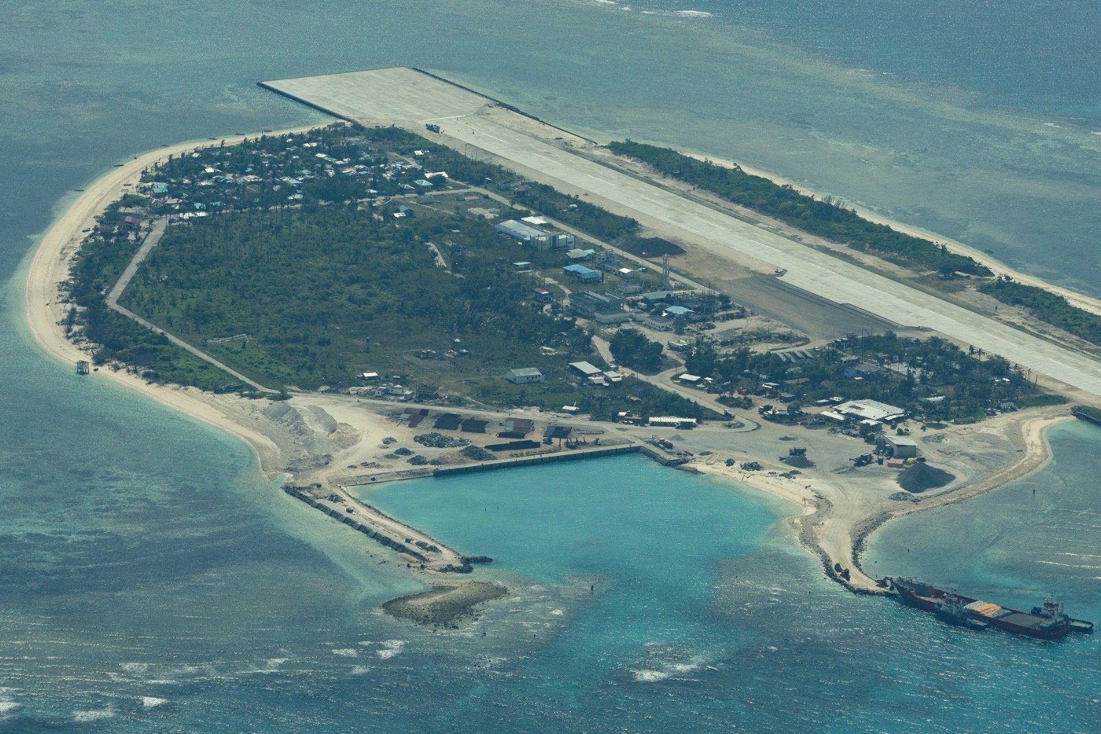 南中国海有争议的南沙群岛，菲律宾占领的中业岛（当地称为Pag-asa）的鸟瞰图。（图取自路透社）
