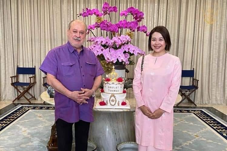廖彩彤（右）代表柔佛行动党送来蛋糕，祝贺依布拉欣陛下华诞。